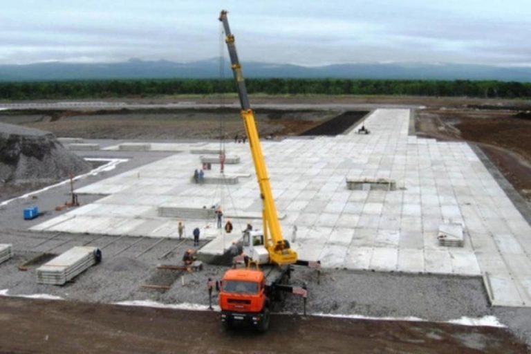 Укладка плит - cтроительство стоянки для тяжелой строительной техники